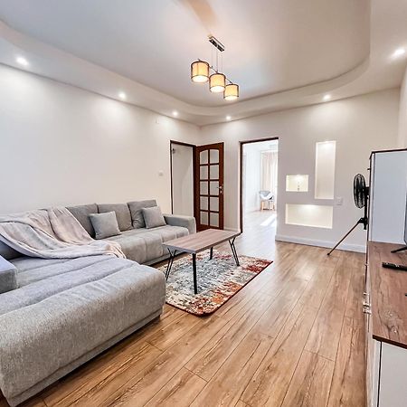 La Teatru - 2Bd Apartment Near Theatre And Old Town Braşov Esterno foto