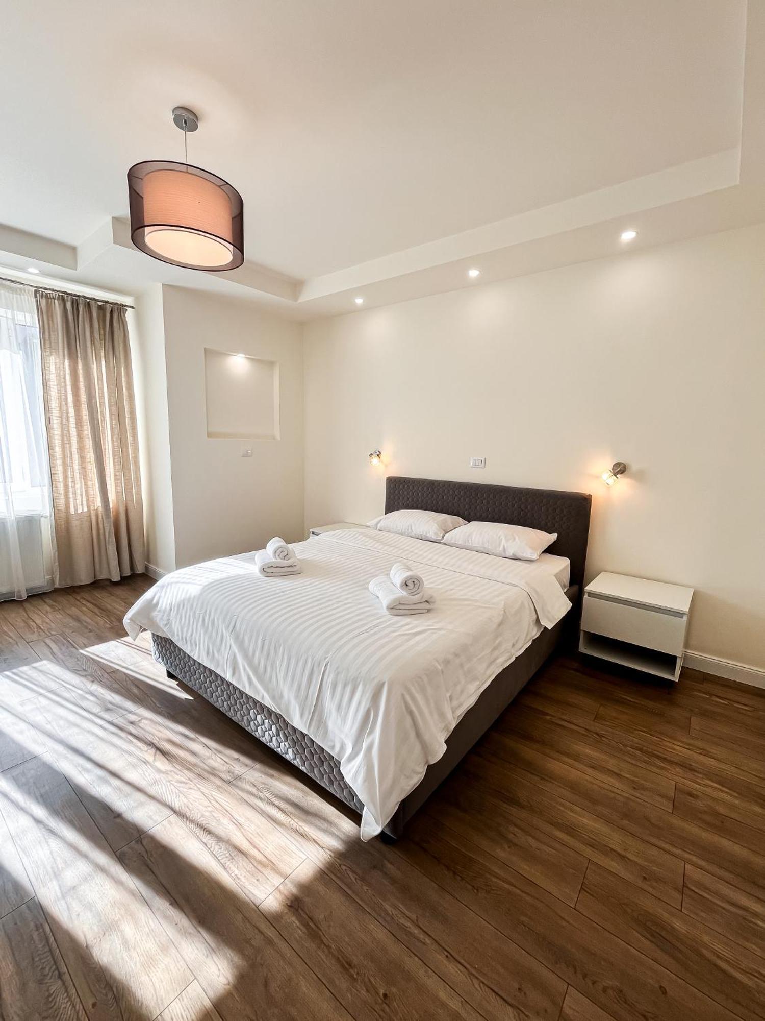 La Teatru - 2Bd Apartment Near Theatre And Old Town Braşov Esterno foto